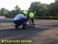 Eine 90 Meter lange Schlauchleitung aus 6 C-Schläuchen muss zu zweit zusammengekuppelt werden.