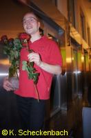 Bei der Zugabe gibt's Rosen für das Publikum.