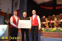 Scheckübergabe an Bgm. Josef Mend für die Renovierung des Nothelferbildes an der Bildeiche