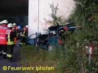Verkehrsunfall mit eingeklemmter Person