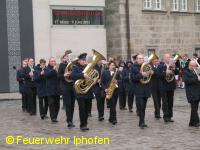 Einzug mit dem Musikzug der Feuerwehr ...