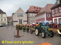 ... der Baum gezogen von einem historischen Schlepper.