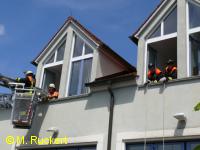 Die Drehleiter baut sich einen Vorsprung aus.