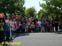 Zahlreiche Interessierte sehen zu.