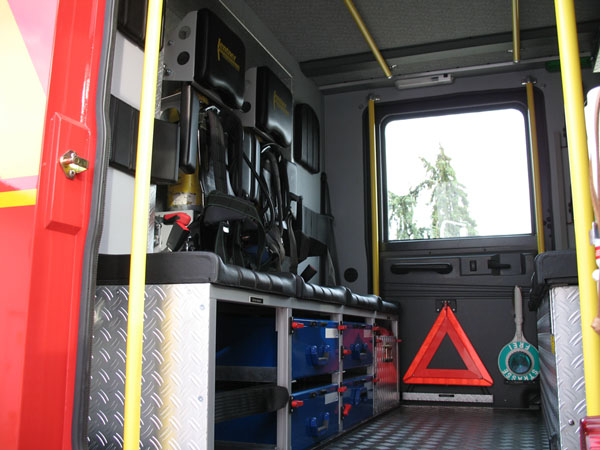 Blick in den Mannschaftsraum:

4 x Atemschutzgeräte, Rettungsleinen, Krankentrage, Bergetuch, Notfallrucksack, Winkerkellen, Wärmebildkamera, Adalitlampen und 2m-Band-Funkgeräte mit Ladestationen