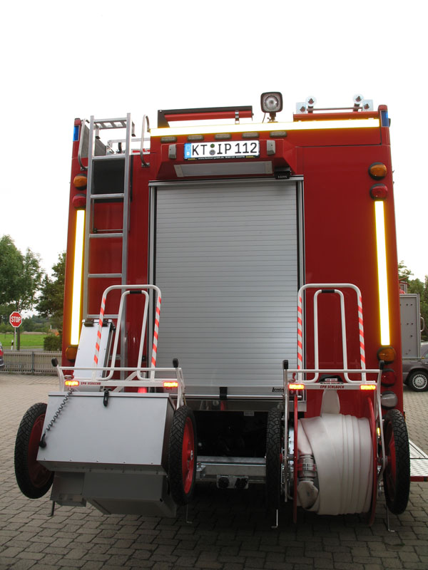 Blick auf das Fahrzeug von hinten:

Verkehrssicherungshaspel, Schlauchhaspel