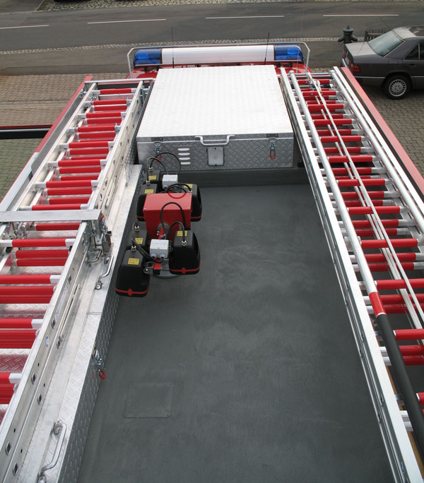 Blick auf das Dach:

Multifunktionsleitern, 3-teilige Schiebeleiter, pneumatischer Beleuchtungsmast, Scheinwerfer elektrisch einstellbar, Kästen mit Schlauchbrücken, Dunggabeln, Besen, Spaten, Schachtabdeckungen, Ölbinder, elektr. Schaummittel-Füllpumpe