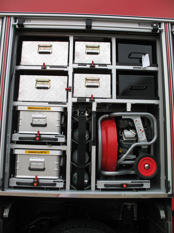 Blick in den Geräteraum G3:

Hochleistungslüfter, Mehrzweckzug, Zubehör für Seilwinde und Mehrzweckzug, Atemluftflaschen