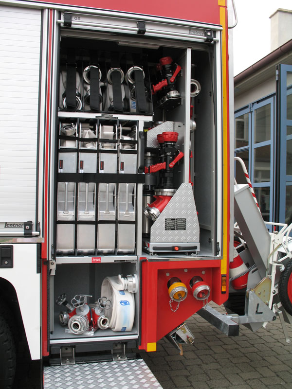 Blick in den Geräteraum G5:

B-Schläuche, Tragekörbe mit C-Schläuchen, Hohlstrahlrohre, Schaumrohr, Verteiler, Standrohr, Hyrantenschlüssel, Äxte