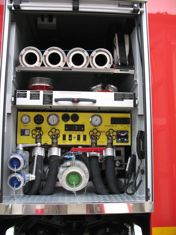 Blick in den hinteren Geräteraum:

Pumpenleitstand, Zubehör für die Wasserentnahme aus Gewässern und der Wasserversorgung