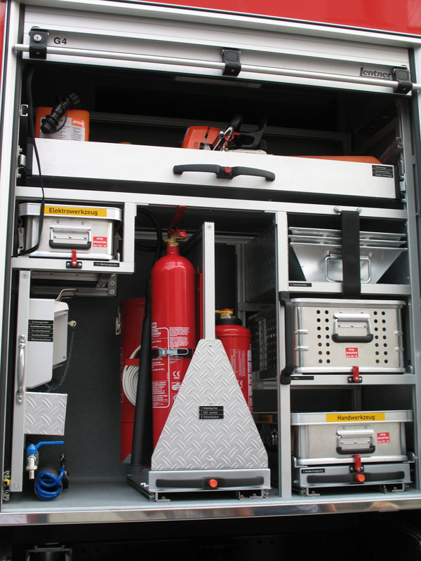 Blick in den Geräteraum G4:

Motorsäge und Schnittschutzkleidung, Elektrowerkzeug, Handwerkzeug, Mulden, Hölzer, Pulver- und CO2-Löscher, Hygieneboard