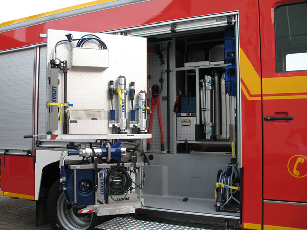 Im Fach dahinter:

Hydraulische Handpumpe, Bolzenschneider, Säge, Brechstangen, Hebekissen, Strom- und Druckluftanschluss