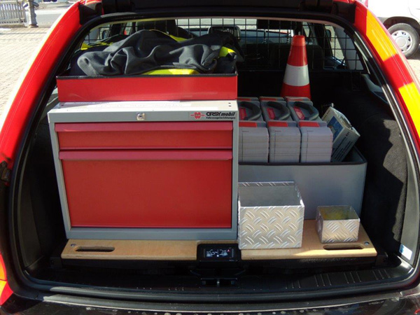Blick in den Kofferraum:

Verkehrsabsicherung, Foto, Funktionsweste Einsatzleiter, Magafon, Decken