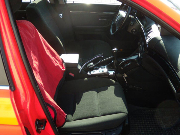 Blick auf den Beifahrer: 

Funktionsweste Zugführer, 2m Funkgerät, tragbares 4m Funkgerät, Mobiltelefon