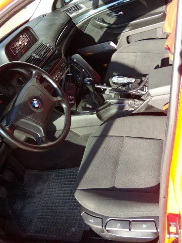 Blick auf den Fahrersitz: 

2m Funkgerät, tragbares 4m Funkgerät, Mobiltelefon