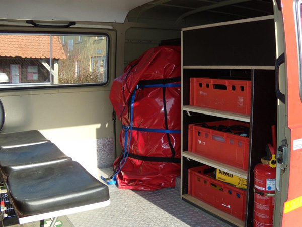 Blick in den Mannschaftsraum:

Schnelleinsatzzelt, Feuerlöscher, Werkzeug