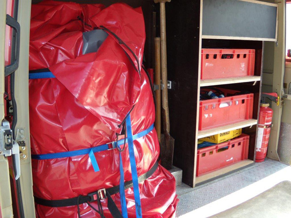 Blick in den Mannschaftsraum:

Schnelleinsatzzelt, Feuerlöscher, Werkzeug, Spaten, Axt