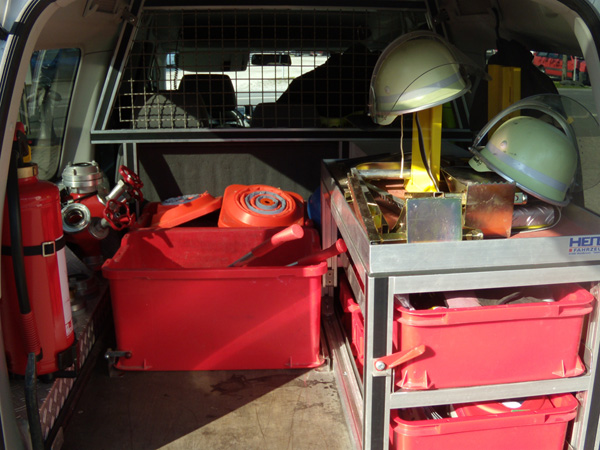 Blick in den Kofferraum:

Verkehrsabsicherung, Feuerlöscher