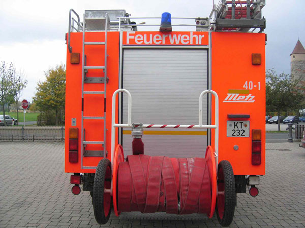 Blick auf das Fahrzeug von hinten:

mit der B-Schlauchhaspel