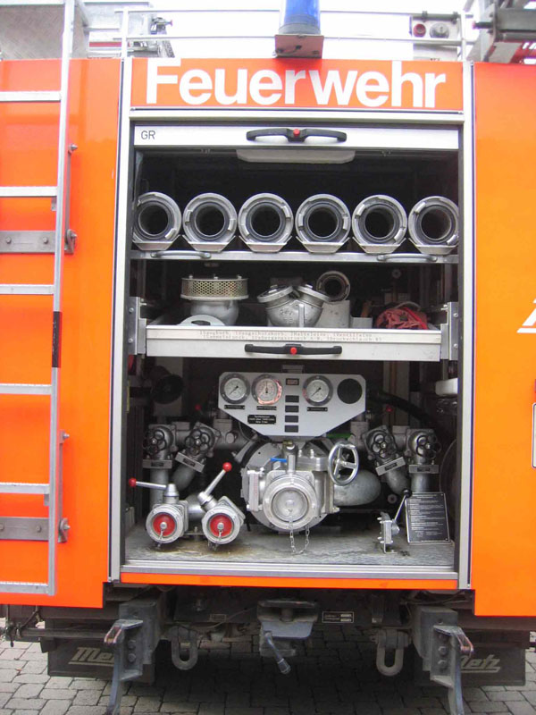 Blick auf den Geräteraum hinten:

mit Saugschläuchen, Pumpenleitstand, Saugkorb, Zubehör für Wasserentnahme aus Gewässern sowie der Wasserversorgung