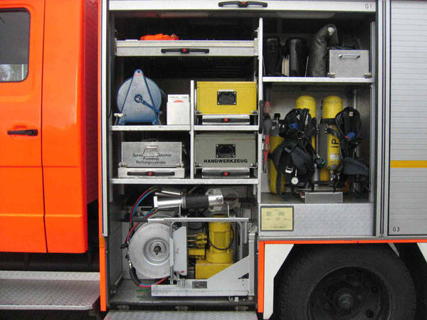 Blick in den Geräteraum G1:

mit Hydraulischem Rettunggerät, Unterleghölzern, Kabeltrommeln, Zubehör für Rettungsgerät, 2 Atemschutzgeräte, Atemschutzmasken, Brechstange, Besen, Schaufel, Spaten, weitere Verkehrsabsicherung