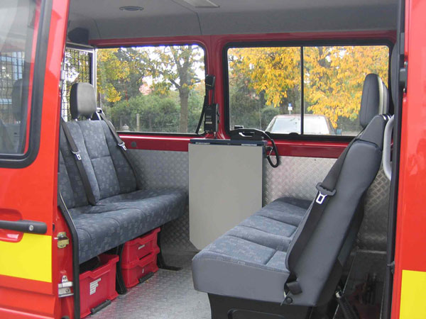 Blick in den Mannschaftsraum:

mit Klapptisch, 2 und 4 Meter Funkgerät, Schreibutensilien