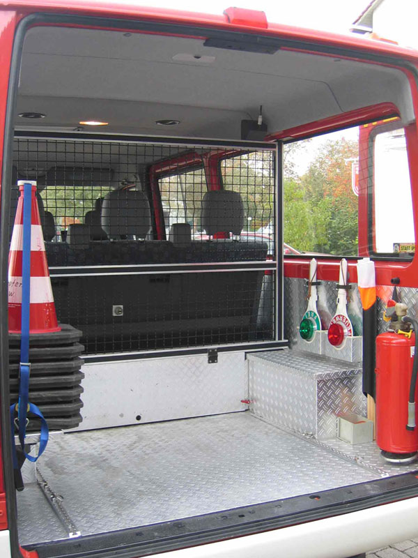 Blick in den Laderaum:

mit Ausrüstung zur Verkehrsabsicherung, Feuerlöscher und Platz um die Musikinstrumente unseres Musikzuges zu transportieren
