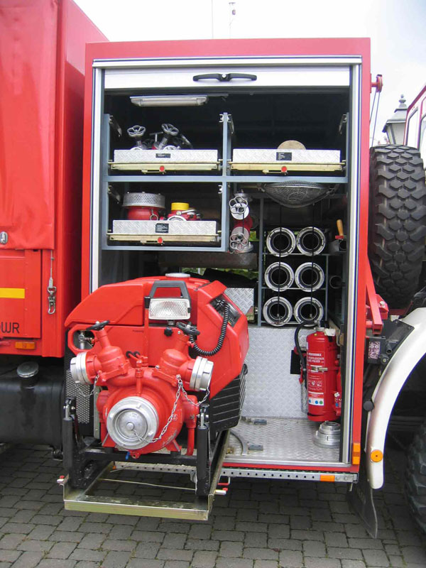Blick in den Geräteraum Rechts:

mit der Trakkraftspritze TS 8 / 8 Ziegler Ultraleicht, mit Zubhör für Wasserentnahme aus Gewässern sowie der Öffentlichen Wasserversorgung