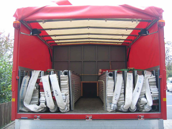 Blick auf die Ladefläche:

hier sind die 2000 m B-Schläuche verstaut