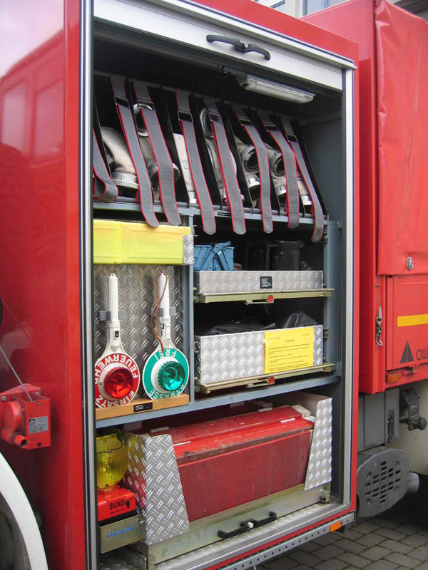 Blick in den Geräteraum Links:

hier sind C-Schläuche verstaut, Werkzeuge, Lampen, Schlauchbrücken, ein Faltbehälter und ein 5000 Liter Ausgleichsbehälter