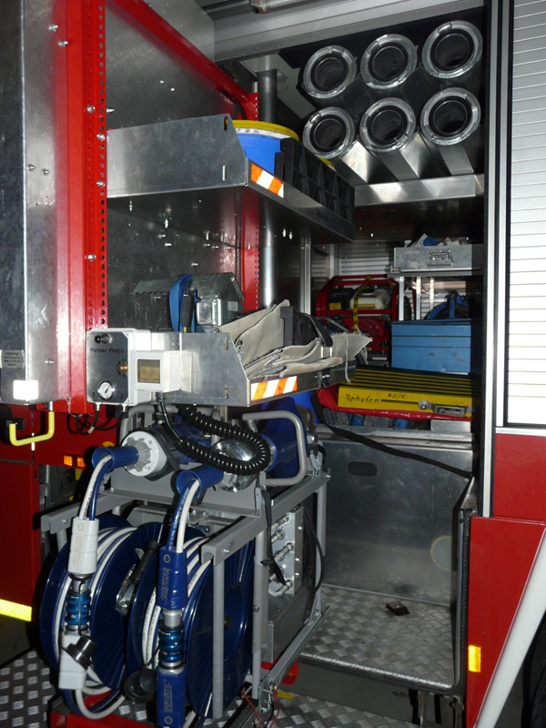 Blick in das Fach hinter dem Geräteraum G1:

Schwelleraufsatz, Rettungssatz Zubehör, Unterlegmaterial, Verkersabsicherung, Büffelwinden, Rauchverschluss, Ölbinder