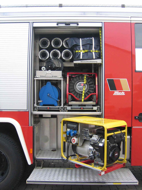 Blick in den Geräteraum G2:

mit Stromerzeuger, Kabeltrommeln, Beleuchtungsgerät, Hitzeschutzbekleidung und Hochleistungslüfter