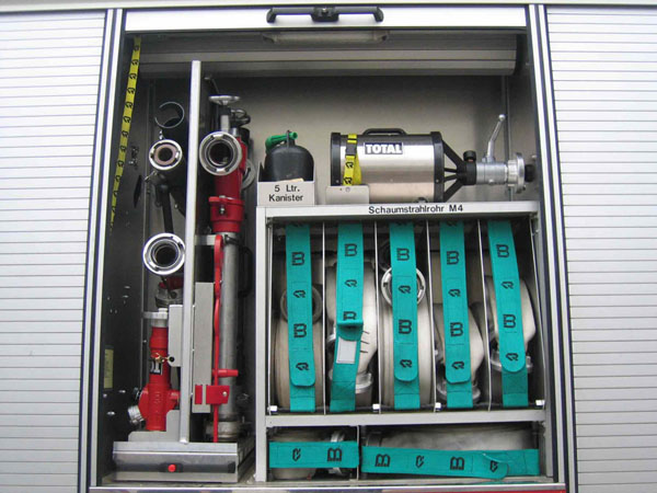 Blick in den Geräteraum G4:

mit B-Schläuchen, Schaumrohr M, Reservekanister, Standrohr, Schaumzumischer und Strahlrohren