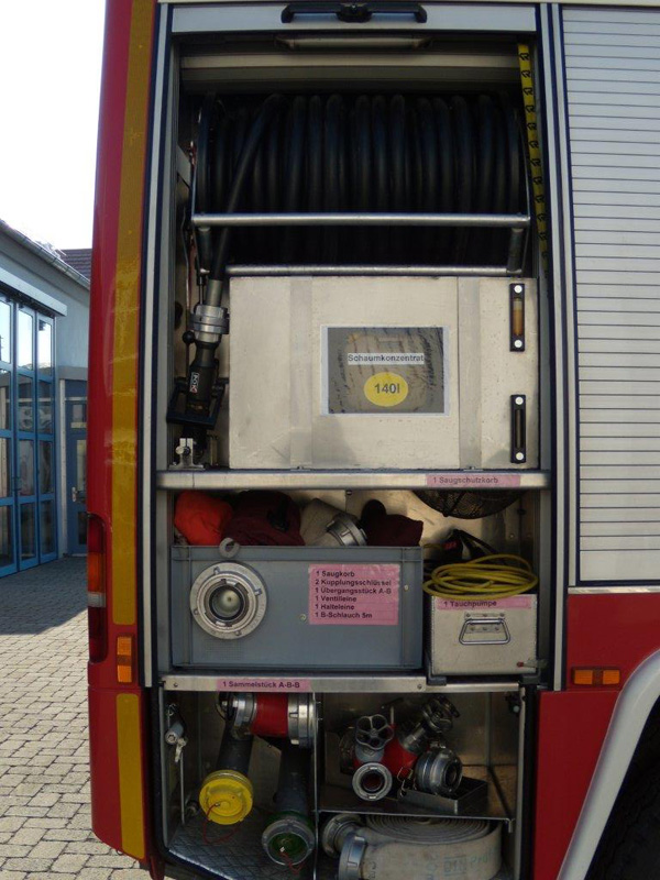 Blick in den Geräteraum G6:

mit Schnellangriffsschlauch, Schaummitteltank, Tauchpumpe, Verteiler und B-Schlauch für Schaumschnellangriff, Zubehör für die Wasserentnahme aus Gewässern und der öffentlichen Wasserversorgung