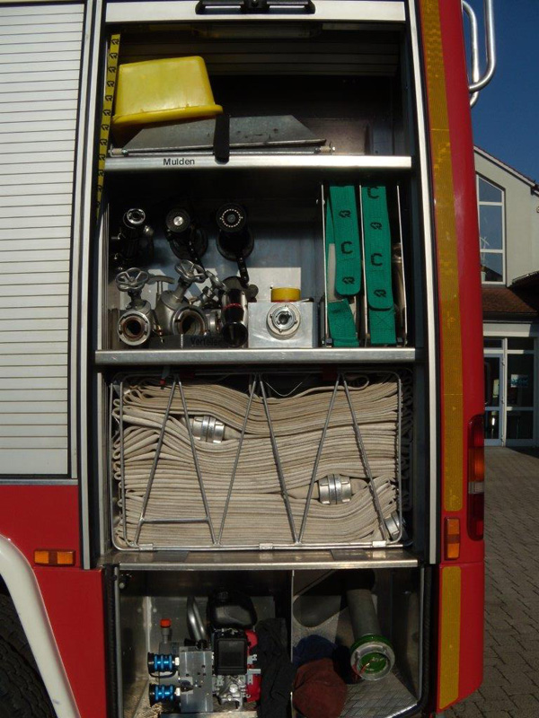 Blick in den Geräteraum G5:

mit Mulden zum Auffangen von Flüssigkeiten, C-Schläuche bzw. Schlauchtragekörben, Verteiler, Druckbegrenzungsventil, Hohlstrahlrohre, C auf D Reduzierung, Ölbindemittel, Motorbetriebenes Hydraulikaggregat