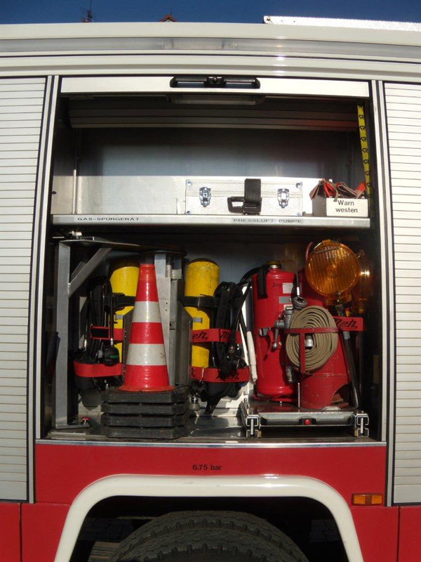 Blick in den Geräteraum G3:

mit Pulverlöscher, Kübelspritze, 2 Atemschutzgeräte, Warnwesten, Druckluft Kraftstoffpumpe zum Umpumpen von Kraftstoffen, Verkehrsleitkegel