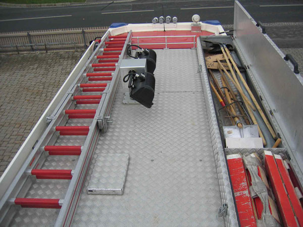 Blick auf das Dach:

4 - teilige Steckleiter, Beleuchtungsmast hydraulisch ausfahrbar, Schlauchbrücken, Dunggabeln, Besen, Feuerpatschen
