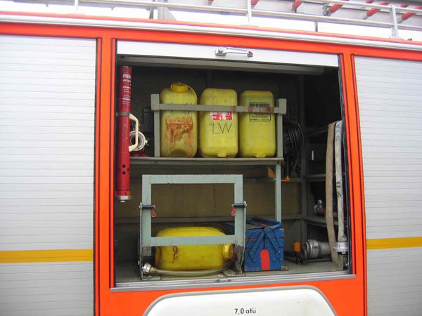 Blick in den Geräteraum G4:

mit Schaummittel, Schaumzumischer, Schaumrohr schwer, Werkzeug