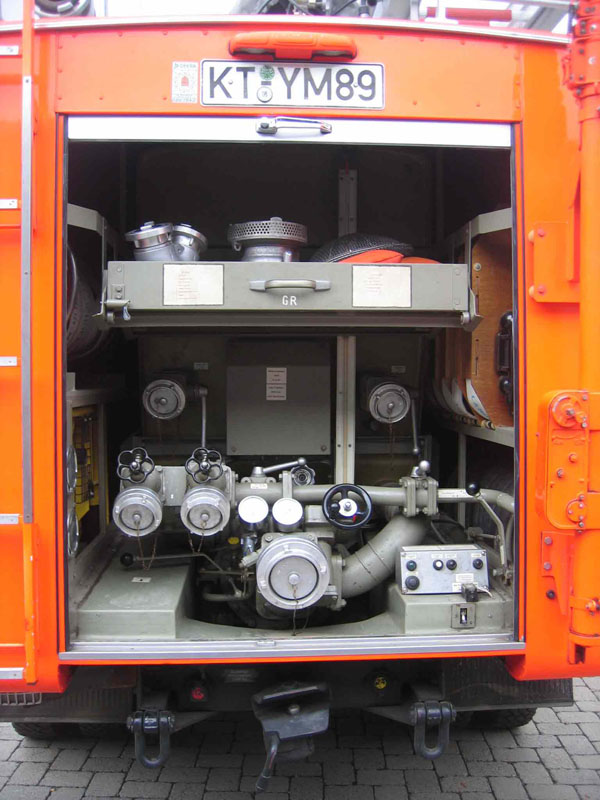 Blick in den Hinteren Geräteraum:

mit dem Pumpenleitstand, mit Zubehör für Wasserentnahme aus offenen Gewässern sowie der öffentlichen Wasserversorgung