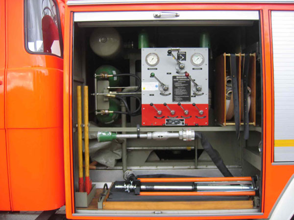 Blick in den Geräteraum G5:

mit dem 2. Schnellangriff für Pulver, Feuerwehraxt, Leitstand für Pulverlöscheinrichtung, sowie die Druckflaschen für die Pulverversorgung