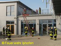 ... Person im Schleifkorb sichern und an Leiter binden