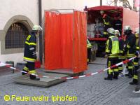 ... die FF Sickershausen stellt die Dekontaminatonsdusche auf